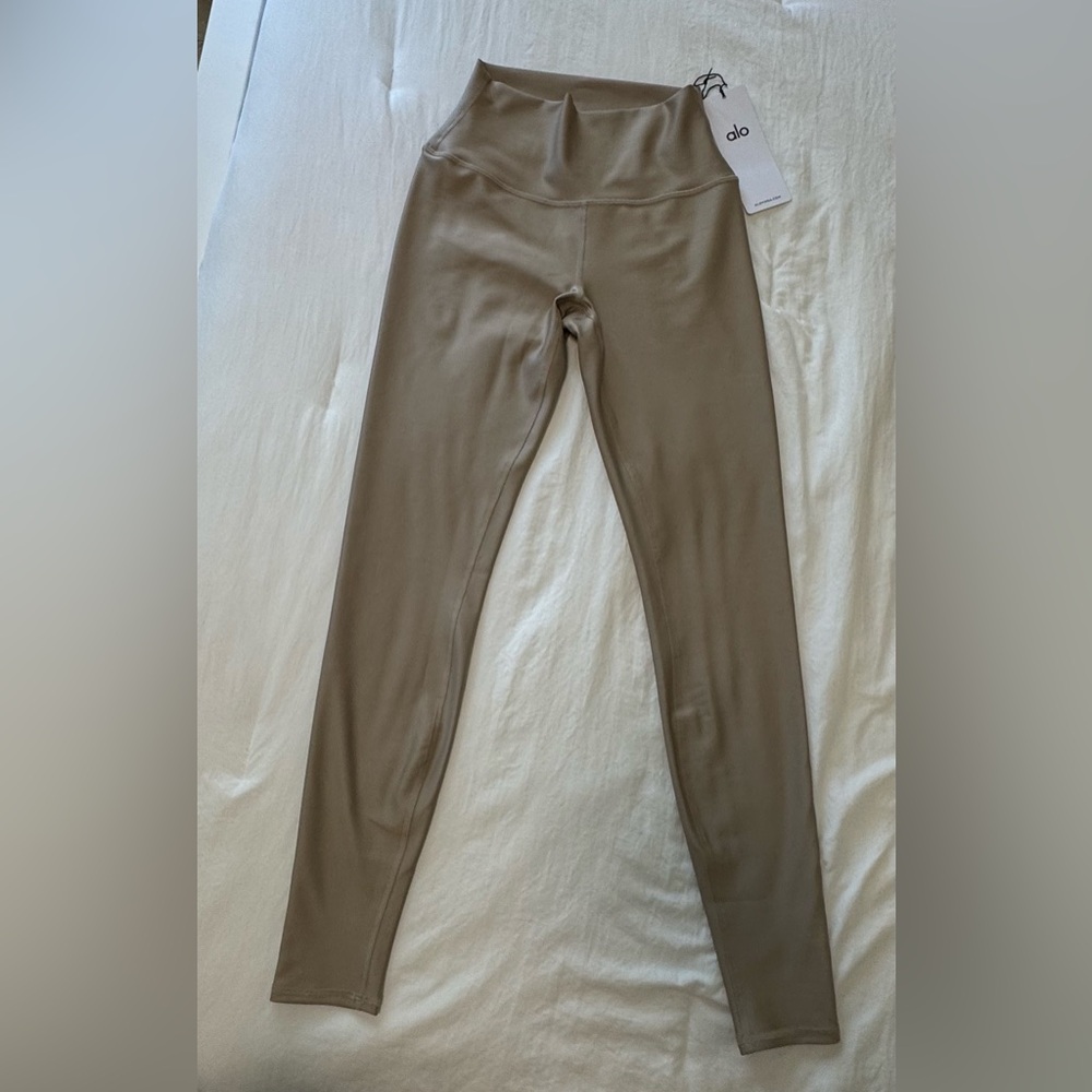 ALO Yoga High-Waist Airlift Legging in Gravel. Brand new with tag!